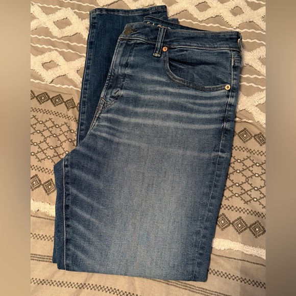 American Eagle  🦅  AirFlex + Ultra Soft Athletic Fit Jean - Picture 9 of 15